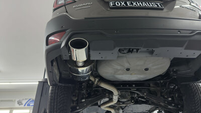 Fox Sportuitlaat Subaru Outback BT achterdiffuser-inzetstuk, matzwart ABS, met 1 ovale uitlaatuitsparing aan de linkerkant voor een uitlaatpijp van 140x90 mm.