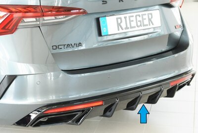 Fox Sportuitlaat Rieger achterdiffuser-inzetstuk voor Octavia RS (NX): 07.20-07.24 (pre-facelift), 08.24- (vanaf facelift/PV) | voor originele uitlaatpijpbekleding links en rechts, ABS, hoogglans zwart, voor voertuigen met trekhaak, incl. montagemateriaal