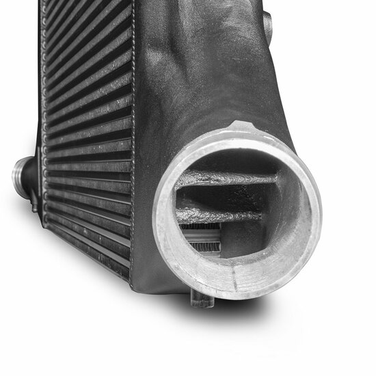 Ontketen het volledige potentieel van uw voertuig met de krachtige Competition-intercooler. </br>Met zijn indrukwekkende technische gegevens zet deze intercooler nieuwe normen op het gebied van prestaties en koeling. De hoogwaardige inlaatluchtkoeler van 
