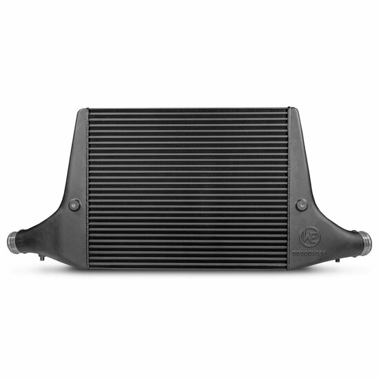 Ervaar een indrukwekkende vermogenstoename en optimale koeling met de hoogwaardige Competition-intercooler. </br>Met de kernafmetingen van de intercooler van 550 mm x 445 mm x 70 mm en een totaal volume van 17.130 cc biedt deze intercooler een enorm 134% 