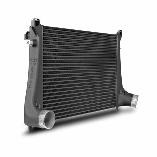 Ervaar topprestaties met de Competition Intercooler Kit voor uw VW Golf 7 GTI!</br>Maak uw VW Golf 7 GTI klaar voor de ultieme prestatie-upgrade met onze Competition Intercooler Kit. We hebben deze set ontworpen om de prestaties van uw voertuig naar een g