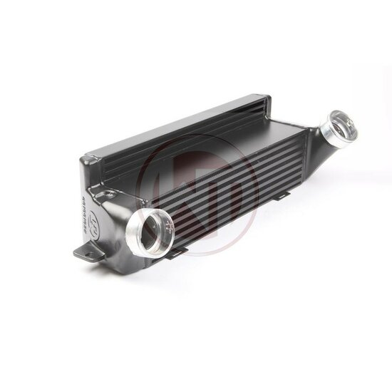 Ontketen de ware kracht van uw BMW 325d met onze Evo 1 Performance-intercooler! </br>Breng uw rijervaring naar een geheel nieuw niveau met onze Evo 1 Performance-intercooler, op maat gemaakt voor de BMW 3 Serie (E90, E91, E92, E93). Met royale nettoafmeti