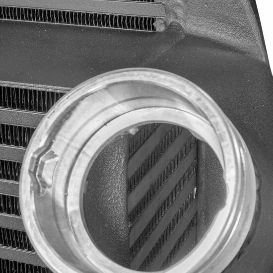 Ontketen de kracht van uw motor met onze Performance Intercooler Kit.</br>Uw voertuig verdient alleen het beste, daarom presenteren wij met trots onze Performance Intercooler Kit. Met indrukwekkende kernafmetingen van 520 mm x 200 mm x 100 mm (getrapt naa