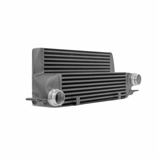 Maximaal vermogen voor uw BMW met onze prestatie-intercoolerkit! </br>Uw BMW verdient het beste als het om kracht en effici&euml;ntie gaat. Onze Performance Intercooler Kit is de ultieme oplossing om het volledige potentieel van uw voertuig te benutten. Hier 
