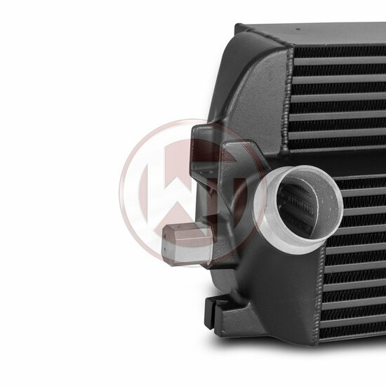 Optimaliseer de prestaties van uw BMW met onze krachtige intercooler van Wagner Tuning Competition! </br>Wilt u het volledige potentieel van uw BMW benutten? Onze competitieve intercooler met hoge prestaties is het antwoord op uw prestatiebehoeften en aan