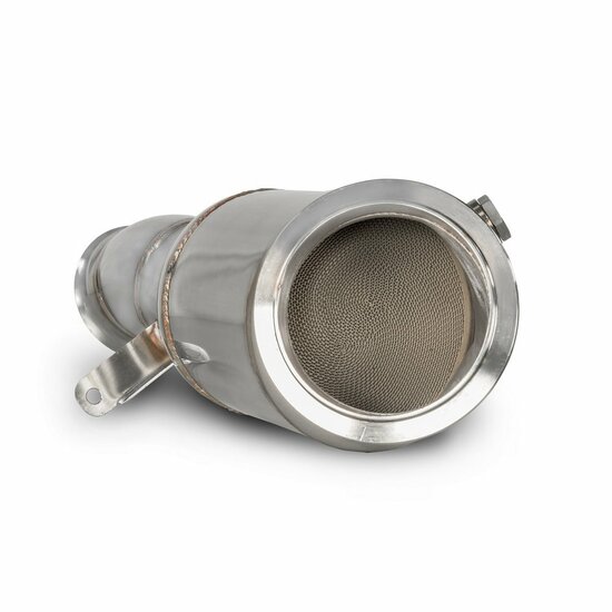 Duik in de wereld van prestaties met onze Downpipe 300CPSI-katalysator voor uw BMW M135i. Ontworpen om de grenzen van uw rijervaring te verleggen en rijplezier naar een nieuw niveau te tillen.</br>Optimale diameter van 76 mm: voor een verbeterde uitlaatga
