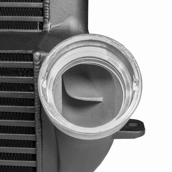 Ontketen het volledige vermogen van uw BMW X5/X6 - De hoogwaardige intercooler van Competition. </br>Droomt u van een merkbare prestatieverbetering in uw BMW X5/X6? Onze hoogwaardige Competition-intercooler maakt deze droom werkelijkheid. Met indrukwekken