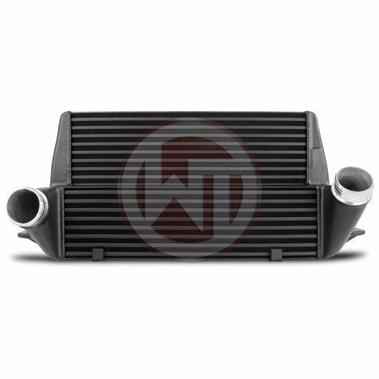 Ervaar een baanbrekende prestatieverbetering met de EVO III Competition hoogwaardige intercooler. </br>Met intercoolerkernafmetingen van 510 mm x 303 mm x 180 mm en een indrukwekkend totaalvolume van 20,65 liter biedt deze intercooler een enorm 162% grote