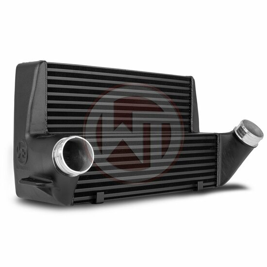 Ervaar een baanbrekende prestatieverbetering met de EVO III Competition hoogwaardige intercooler. </br>Met intercoolerkernafmetingen van 510 mm x 303 mm x 180 mm en een indrukwekkend totaalvolume van 20,65 liter biedt deze intercooler een enorm 162% grote