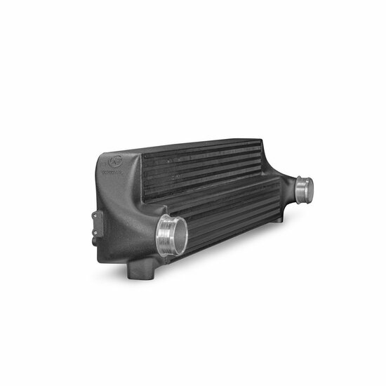 Ervaar een indrukwekkende prestatieverbetering met onze Wagner Tuning prestatie-intercooler!</br>Onze prestatie-intercooler zet nieuwe normen op het gebied van effici&euml;ntie en prestaties. Met nettoafmetingen van 720 mm x 201 mm x 130 mm (getrapt) biedt hi