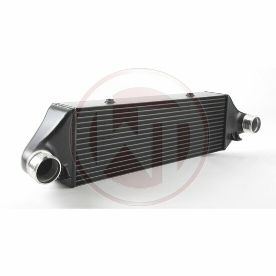 Haal het maximale uit uw voertuig met onze hoogwaardige Competition-intercooler! </br>Onze hoogwaardige Competition-intercooler zet nieuwe normen op het gebied van prestaties en koeling. Met de indrukwekkende kernafmetingen van de intercooler van 640 mm x