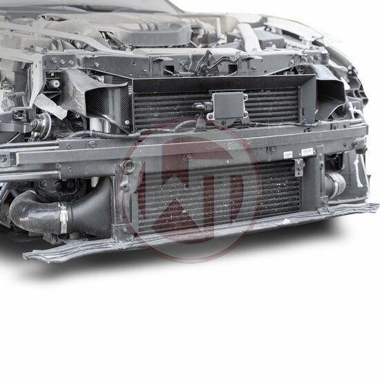 De Ram Air Kit voor de Kia Stinger GT 3.3TGDI bestaat uit twee koolstofvezel luchtkanalen die direct in het inlaatgebied zijn geplaatst, waardoor een optimale vulling van het inlaatsysteem wordt gegarandeerd. Door de resulterende overdruk in het inlaatsys