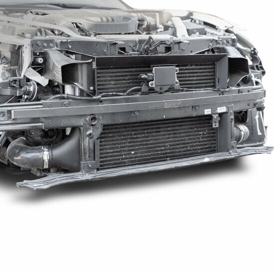 De Ram Air Kit voor de Kia Stinger GT 3,3TGDI bestaat uit twee carbon luchtkanalen, die direct in de luchtstroom worden geplaatst en zorgen voor een optimale vulling van het luchtinlaatsysteem. Door de resulterende overdruk in het luchtinlaatsysteem gener