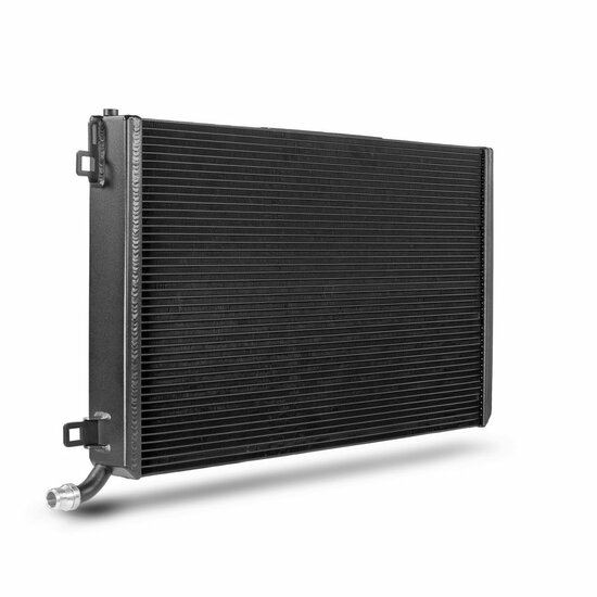 Ervaar de ultieme prestaties met de Wagner Tuning Competition waterkoeler voor uw AMG C 63 (S)</br>Klaar om uw rijervaring naar een nieuw niveau te tillen? De 4.0L V8 biturbomotor van de C63(S)-modellen van AMG verdient de beste prestaties die je hem kunt