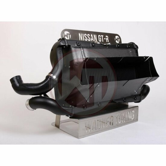 Overtref alle verwachtingen met onze hoogwaardige competitie-intercoolerkit voor de Nissan GT-R R35! </br>Onze hoogwaardige intercoolers voor de Nissan GT-R R35 zetten nieuwe normen. Met kernafmetingen van 2x (360 mm x 294 mm x 110 mm) en een indrukwekken