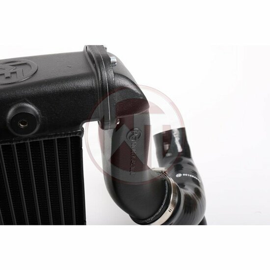 Overtref alle verwachtingen met onze hoogwaardige competitie-intercoolerkit voor de Nissan GT-R R35! </br>Onze hoogwaardige intercoolers voor de Nissan GT-R R35 zetten nieuwe normen. Met kernafmetingen van 2x (360 mm x 294 mm x 110 mm) en een indrukwekken