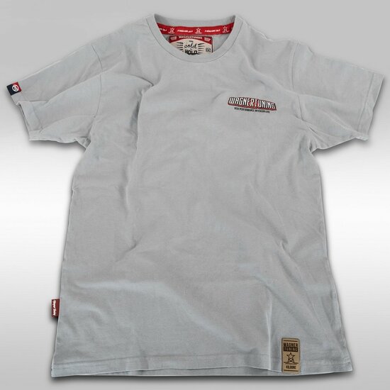 Wagner Tuning T-shirt Twin-Turbo Artwork</br>Dompel jezelf onder in de wereld van Wagner Tuning met ons exclusieve grijze Twin-Turbo Artwork T-shirt. Dit overhemd combineert stijlvol design met hoogwaardige afwerking en is een must-have voor iedere autoli