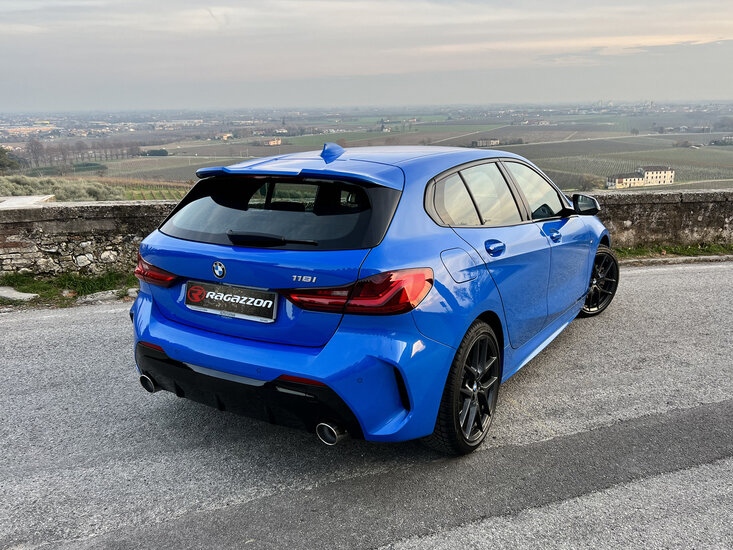Einddemper van rvs links/rechts met ronde sport line black uitlaatpijp van 102 mm met ge&iuml;ntegreerde elektrische klep klepbediening via ragazzon kit (elektrische actuator en bluetooth) de bedieningseenheid kan worden aangestuurd met afstandsbedieningen of