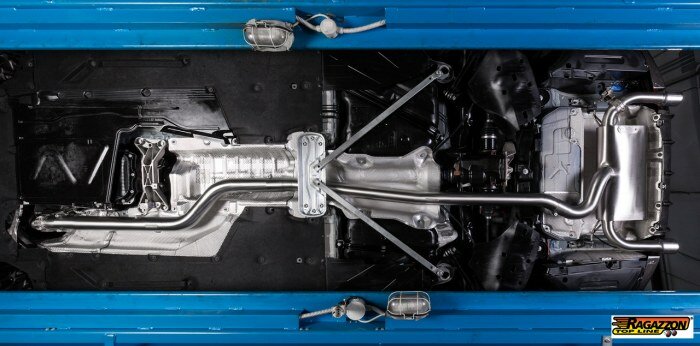 Einddemper van rvs links/rechts elk met ronde uitlaatpijp van 90 mm met ge&iuml;ntegreerde klep de klep wordt aangestuurd door de originele klepmotor