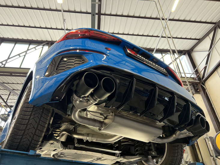 Roestvrijstalen einddemper links/rechts elk met ronde sport line-uitlaatpijp 2 / 102 mm verspringend extra grote uitlaatpijpdiameter 60 mm