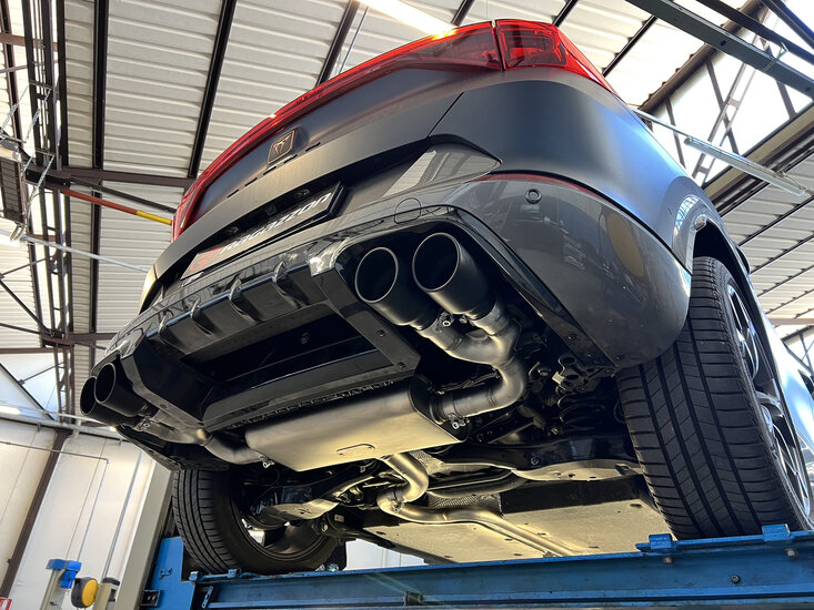 Middendemper vervanger van rvs + einddemper van rvs links/rechts elk met ronde sport line zwarte uitlaatpijp 2 / 102 mm verspringend