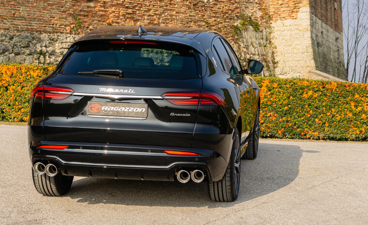 Stainless steel rear silencer left/right each with round Sport Line tail pipe 2 / 114 mm with integrated valve.The valve is controlled by the OEM valve motor.&nbsp;&nbsp; Oversized exhaust pipe diameter 76 mm&nbsp;