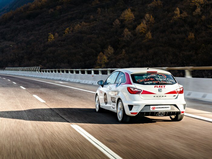 Stainless steel cat replacement pipe group n&nbsp; Oversized exhaust pipe diameter 70 mm Requires ECU remap&nbsp;