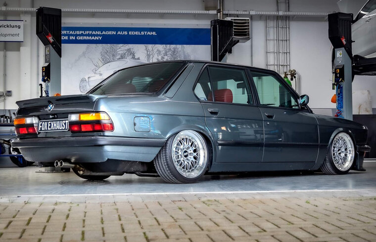Fox Sportuitlaat BMW E28 520i zonder katalysator, voor- en achterdemper - 2x63 Type 12 (voordemper met stekkerverbinding)