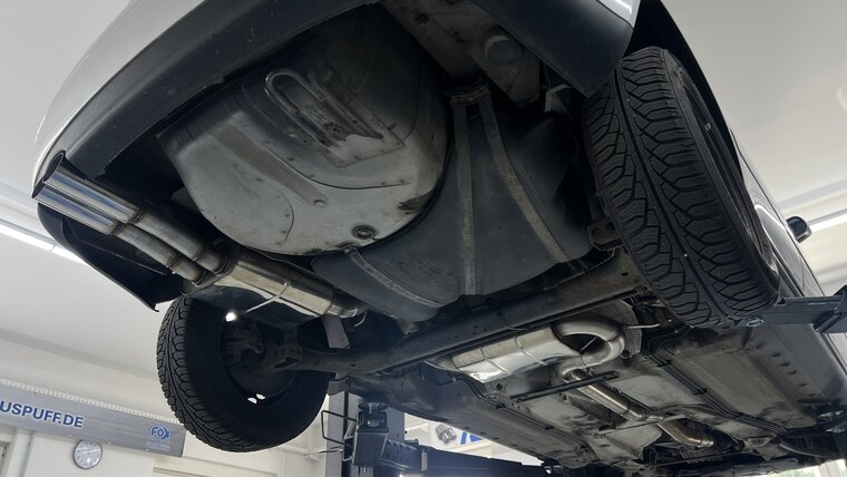Fox Sportuitlaat Audi A4 B5 - Compleet uitlaatsysteem voor voorwielaandrijving, bestaande uit 2x80 type 10 achterdemper, voordemper en 76 mm downpipe met 300-cellige HJS-katalysator.