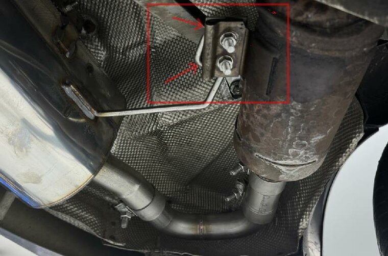 Fox Sportuitlaat Reparatieset voor bevestigingsbeugels van de Porsche Boxster Type 986 (bestaande uit 2 beugels en 4 ringen)
