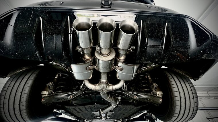 Fox Sportuitlaat Honda Civic 11 Type R 80mm half uitlaatsysteem van OPF, bestaande uit 3 achterdempers met 1 uitlaatklep, 1 middendemper en 1 voordemper. Uitlaatpijpen 3x100mm Type 25.