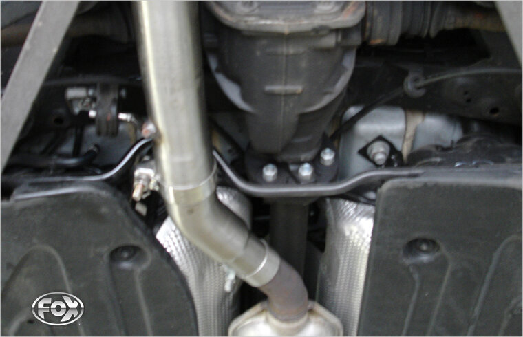 Fox Sportuitlaat Verbindingspijp voor de achterste geluiddemper van een Mercedes CLK Type 209 met een binnendiameter van 60 mm.