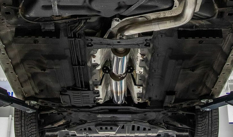 Fox Sportuitlaat Voordemper voor Nissan Micra K14 N, 2-delig, inclusief flexibele buis.