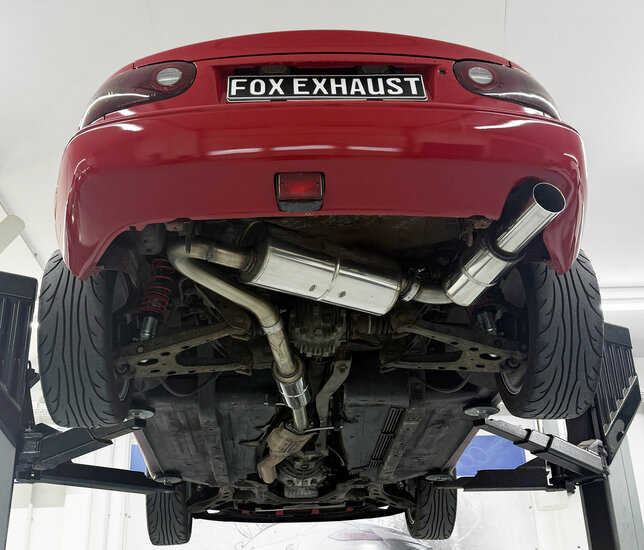 Fox Sportuitlaat Mazda MX5 NA - JDM-look. JDM-uitlaatsysteem bestaande uit een achterdemper, middendemper en voordemper - 1x90mm Type 10 uitlaatpijp.