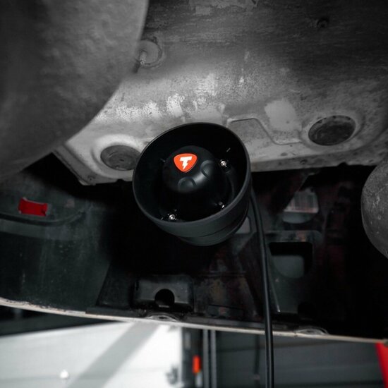 THOR Electronic Exhaust System speaker gemonteerd onder auto