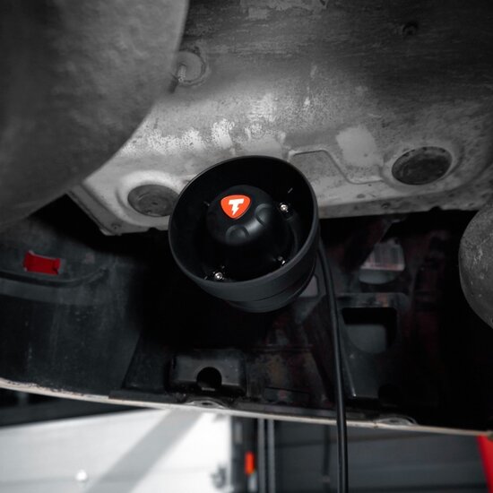 THOR Active Sound speaker gemonteerd onder auto voor elektronisch uitlaatgeluid