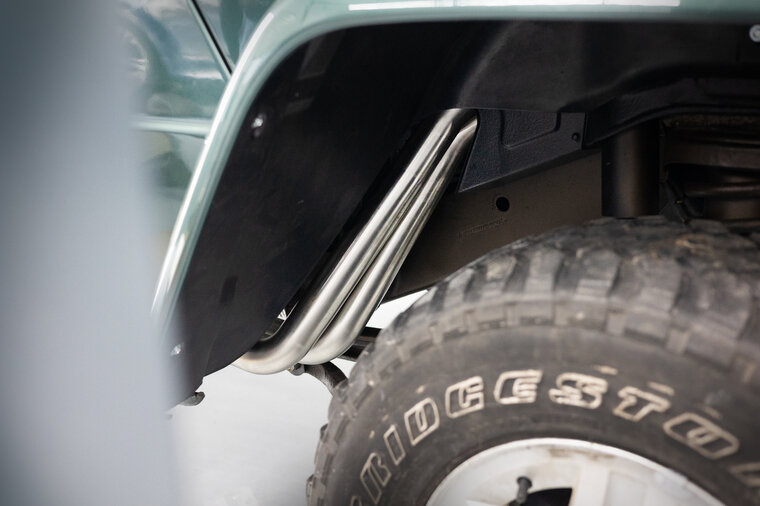 Fox Sportuitlaat Complete uitlaatsysteem voor Mercedes G-Klasse 463 - 300 GD, bestaande uit spruitstuk, voordemper en achterdemper inclusief montagemateriaal - uitlaatpijpen 2x63mm type 14 - Voor modellen met korte wielbasis en zonder treeplanken.