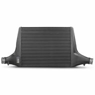 Ontketen het volledige potentieel van uw voertuig met de krachtige Competition-intercooler. </br>Met zijn indrukwekkende technische gegevens zet deze intercooler nieuwe normen op het gebied van prestaties en koeling. De hoogwaardige inlaatluchtkoeler van 