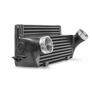 Verhoog de Wagner Tuning-prestaties van uw BMW 135i met onze EVO 1 Performance Intercooler Kit!</br>Duik in een wereld van onge&euml;venaarde prestaties met onze EVO 1 Performance Intercooler Kit, speciaal ontworpen voor BMW 1-serie E81-, E82-, E87- en E88-mo