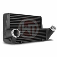 Ervaar een baanbrekende prestatieverbetering met de EVO III Competition hoogwaardige intercooler. </br>Met intercoolerkernafmetingen van 510 mm x 303 mm x 180 mm en een indrukwekkend totaalvolume van 20,65 liter biedt deze intercooler een enorm 162% grote
