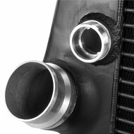 Revolutionaire upgradekit voor intercooler voor Ford F-150 (2011-2014) - Prestaties opnieuw gedefinieerd! </br>Verhoog het vermogen en de effici&euml;ntie van uw Ford F-150 (2011-2014) met onze geavanceerde intercooler-upgradekit. Deze kit zet de norm voor pr