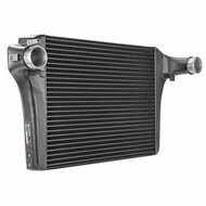 Duik een nieuw prestatietijdperk in met onze revolutionaire Competition-intercooler</br>Onze nieuwste generatie hoogwaardige intercoolers tilt uw rijervaring naar een onge&euml;venaard niveau. Met royale kernafmetingen van 615 mm x 440 mm x 65 mm en een indru