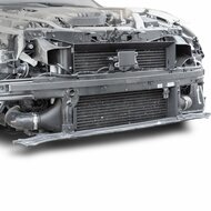 De Ram Air Kit voor de Kia Stinger GT 3,3TGDI bestaat uit twee carbon luchtkanalen, die direct in de luchtstroom worden geplaatst en zorgen voor een optimale vulling van het luchtinlaatsysteem. Door de resulterende overdruk in het luchtinlaatsysteem gener