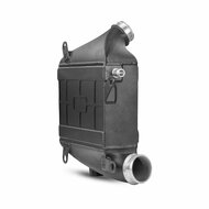 Ervaar de ultieme prestatie-upgrade voor uw KTM X-Bow met de Wagner Tuning hoogwaardige intercooler! </br>De 2.0 TFSI-turbomotor van de KTM X-Bow heeft een indirect inlaatluchtkoelcircuit, waarbij het koelproces van de inlaatlucht wordt gedaan door een wa