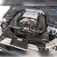 Ontdek de ultieme upgrade voor uw voertuig: het Wagner Tuning Carbon Air Intake System.</br>Ons innovatieve luchtinlaatsysteem zet nieuwe normen en is een directe vervanging voor het standaardsysteem van uw voertuig. Het is ontwikkeld om de zwakke punten 