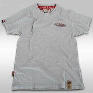 Wagner Tuning T-shirt Twin-Turbo Artwork</br>Dompel jezelf onder in de wereld van Wagner Tuning met ons exclusieve grijze Twin-Turbo Artwork T-shirt. Dit overhemd combineert stijlvol design met hoogwaardige afwerking en is een must-have voor iedere autoli