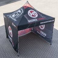 Wagner Tuning promotietent 3m x 3m - Flexibel, stijlvol en professioneel</br>Presenteer uw merk in nieuwe pracht en maximale flexibiliteit met de Wagner Tuning promotietent. Of het nu op beurzen, evenementen of promotiecampagnes is: deze tent biedt u niet