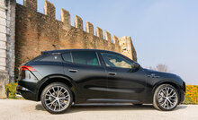 Roestvrijstalen einddemper links/rechts elk met ronde sport line-uitlaatpijp 2 / 114 mm met ge&iuml;ntegreerde klep de klep wordt aangestuurd door de oem-klepmotor extra grote uitlaatpijpdiameter 76 mm