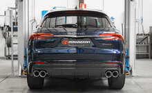 Roestvrijstalen einddemper links/rechts elk met ronde carbon shot uitlaatpijp 2 / 110 mm verspringend met ge&iuml;ntegreerde kleppen de kleppen worden aangestuurd door de oem-kleppenmotor extra grote uitlaatpijpdiameter 76 mm