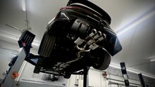 Fox Sportuitlaat Honda Civic 11 Type R 80mm half uitlaatsysteem van OPF, bestaande uit 3 achterdempers met 1 uitlaatklep, 1 middendemper en 1 voordemper. Uitlaatpijpen 3x100mm Type 25.